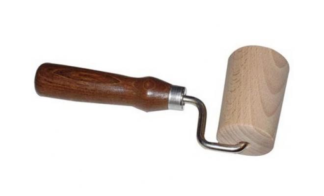 Váleček na těsto jednoruč. 7cm dřev., rukojeť tm.